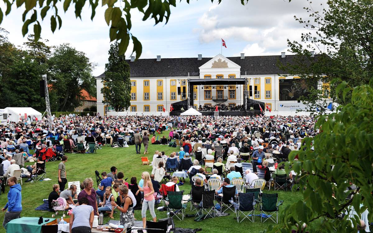 Augustenborg slot med folk i parken