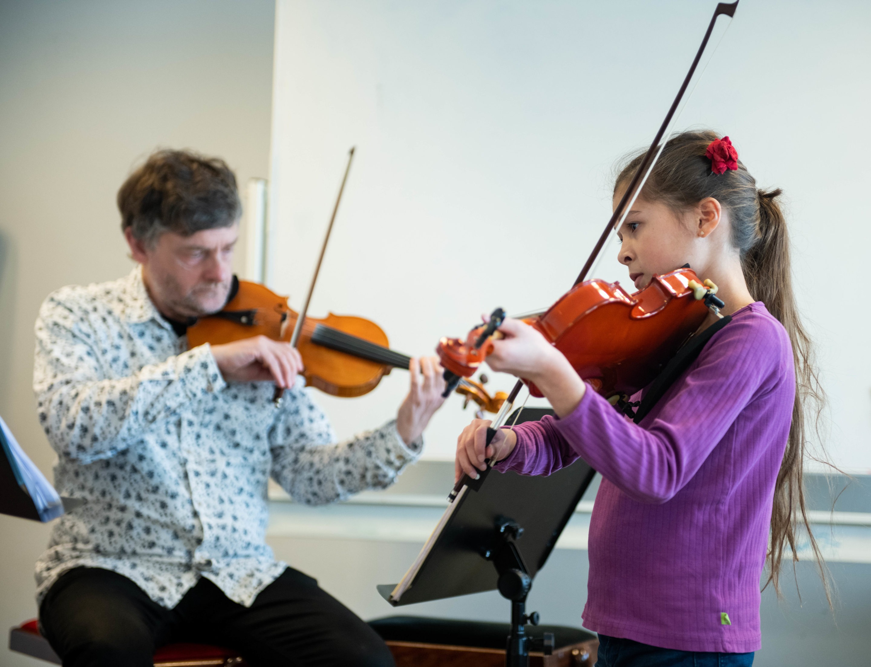 Pige spiller violin ved Musikskolen Sønderborg