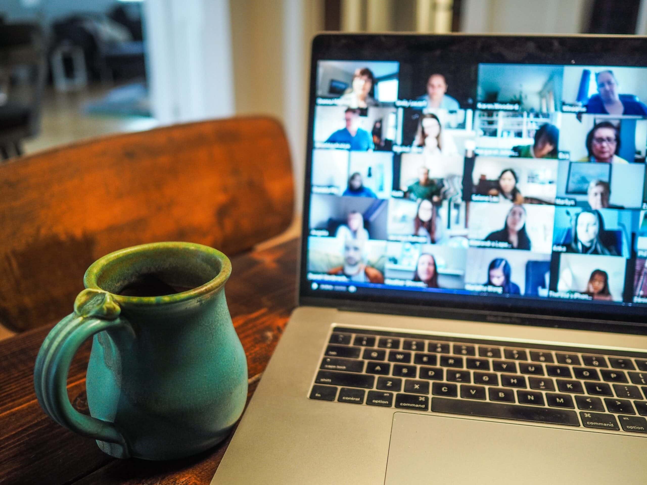 Virtuel møde med mange deltagere via computer.