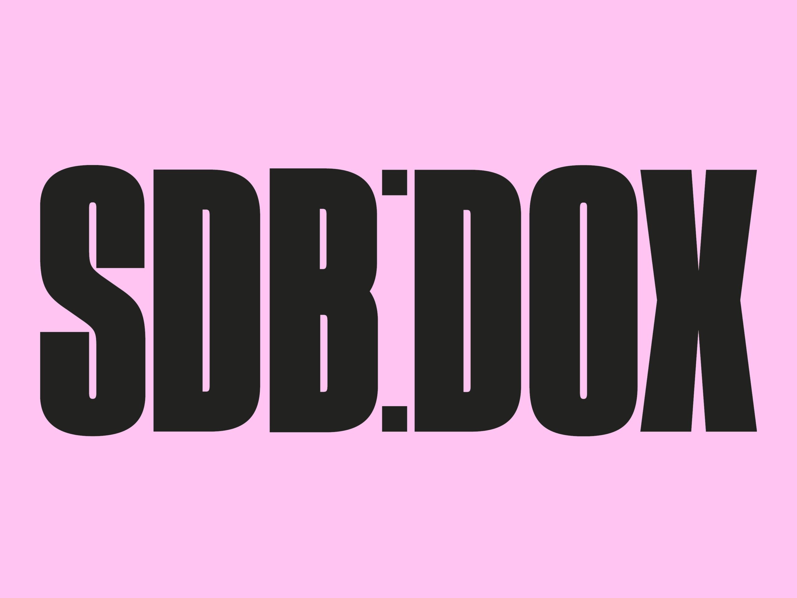 SDB:DOX SDB.DOX: Begivenhedslogo i lyserødt og sort design.
