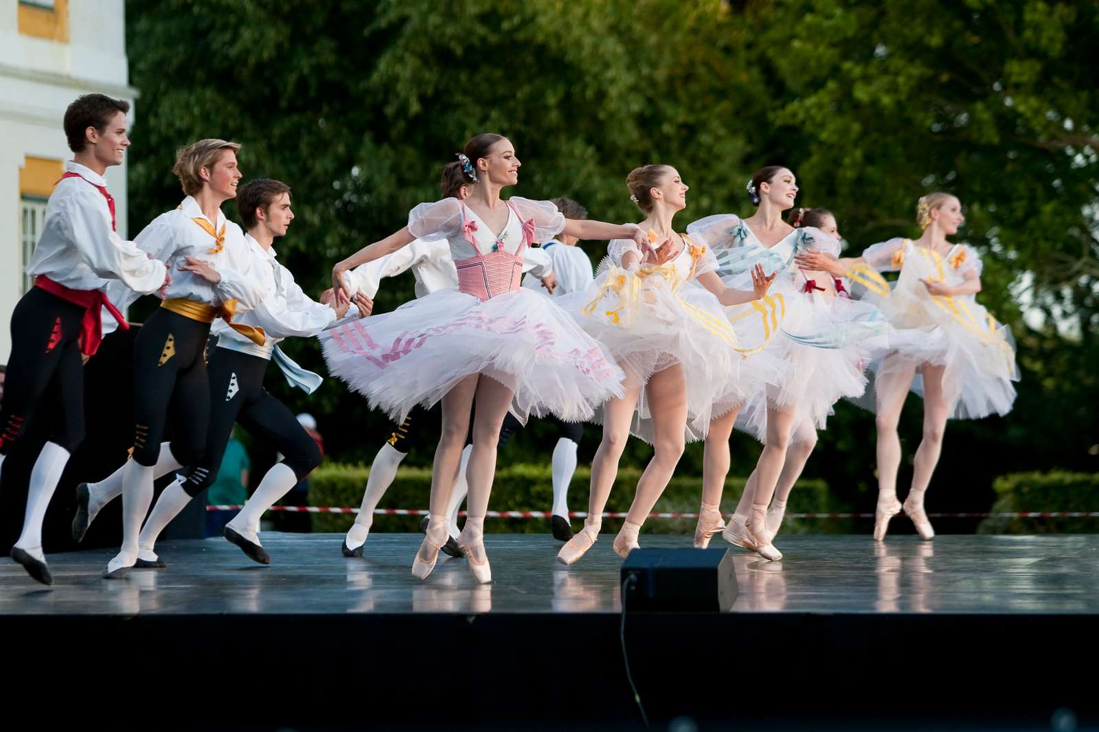 Den Kongelige Sommerballet Danske balletelever i traditionelle kostumer under en opvisning.