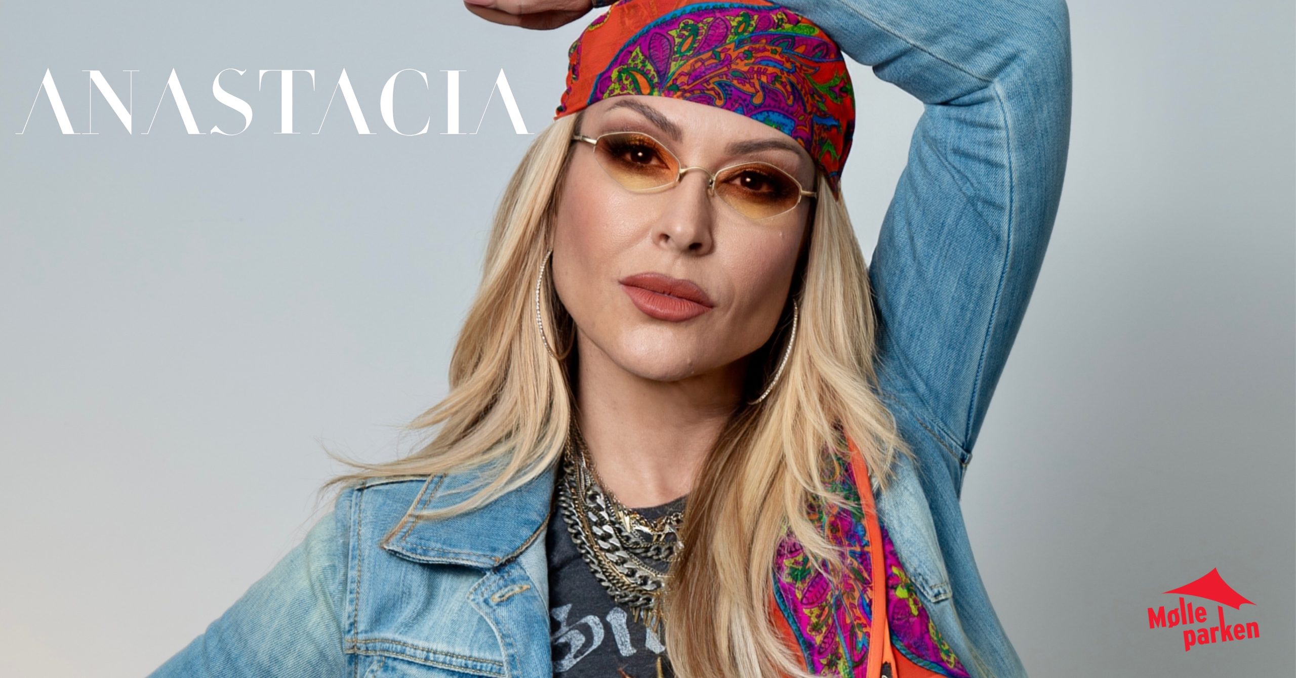 Anastacia i farverigt outfit Anastacia med farverigt tørklæde og solbriller, portræt.
