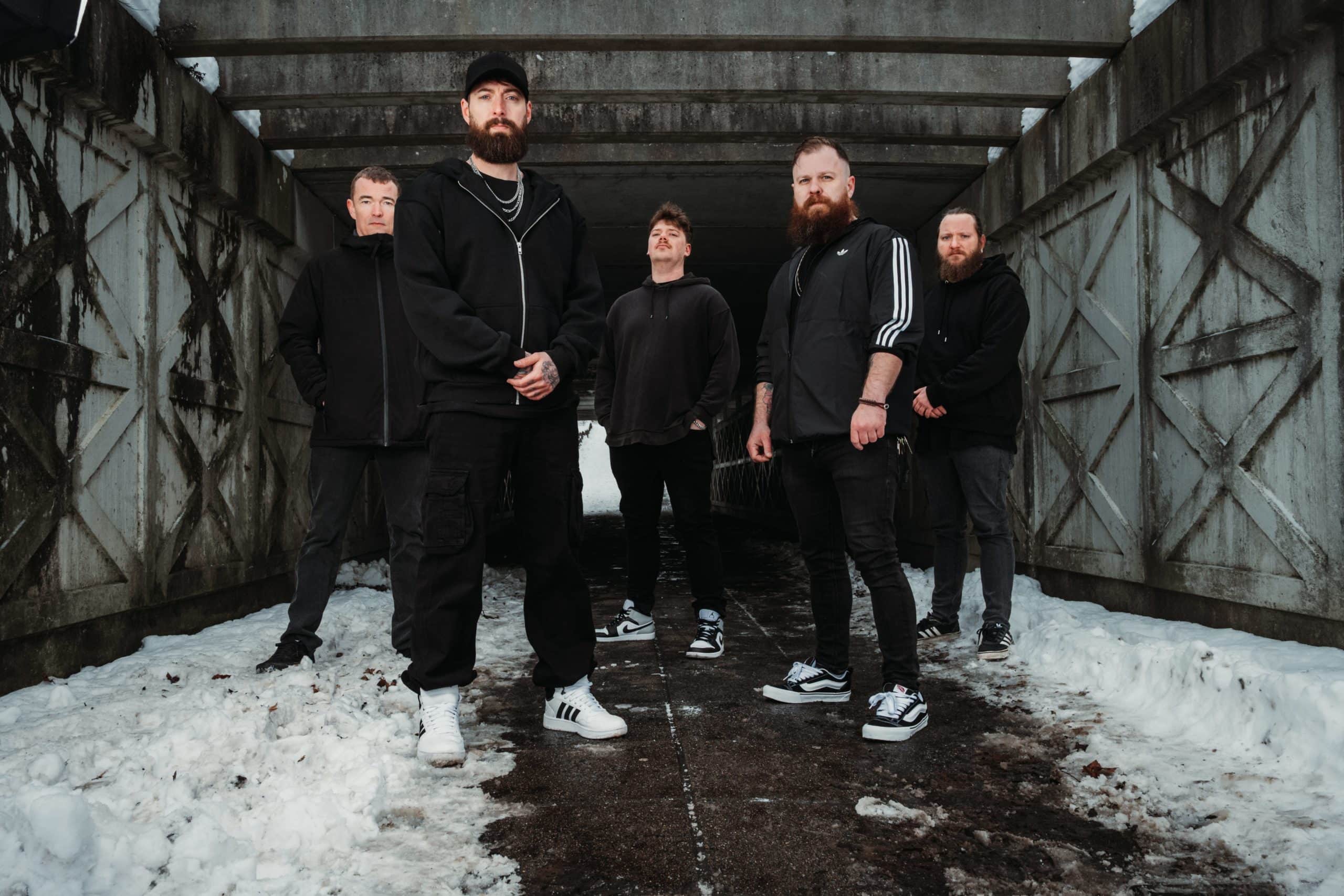 Kōya band i Sønderborg Kōya band i Sønderborg under en bro med sne på jorden.