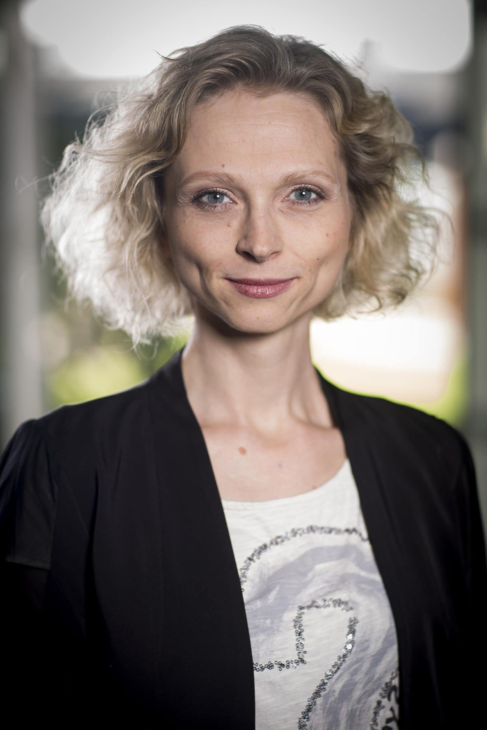 Matilde Kimer portræt med blødt lys og professionelt udseende.