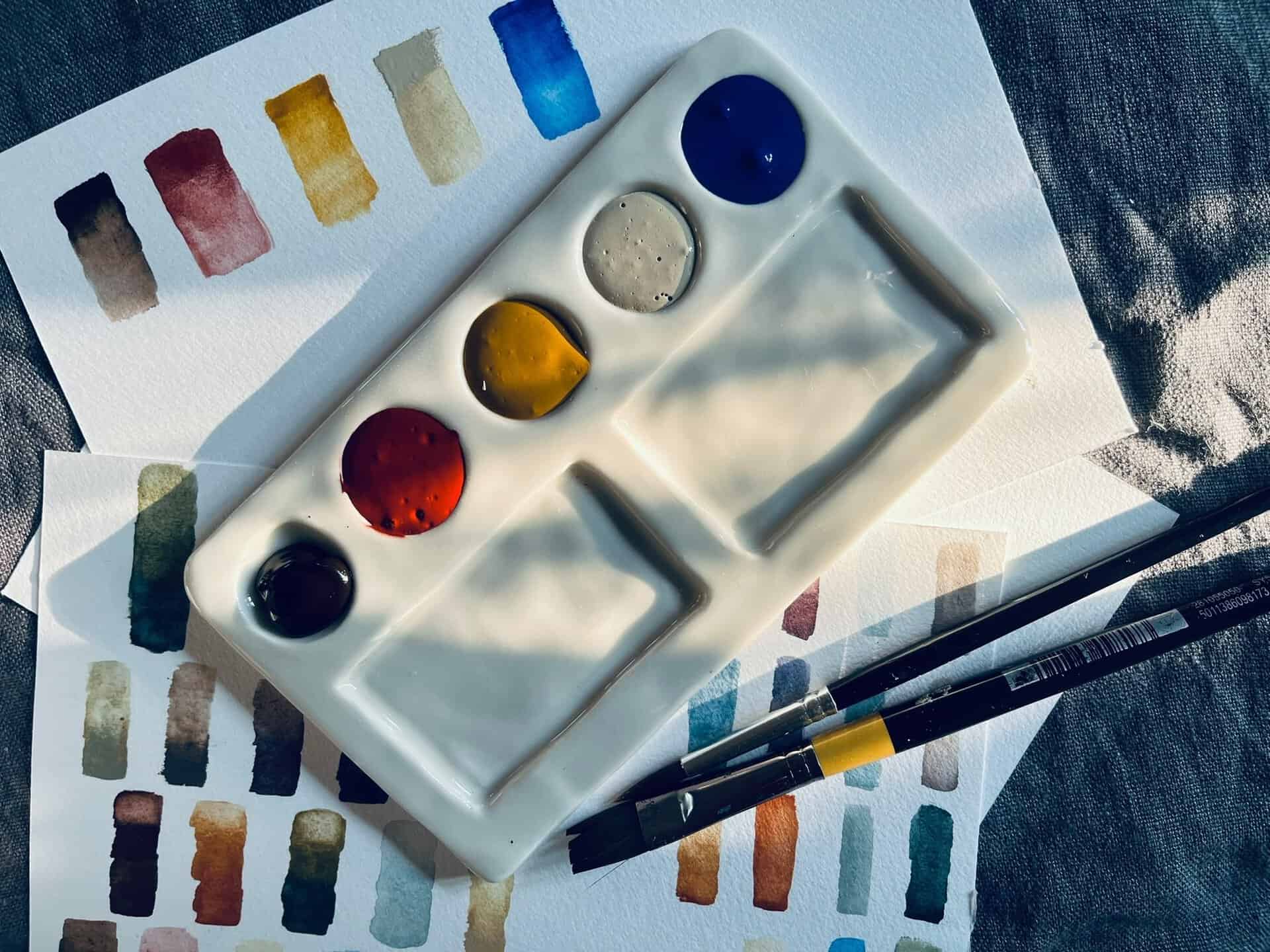 Akvarelfarver og pensler til mindfulness Akvarelfarver, pensler og farveprøver til kreativ maling.