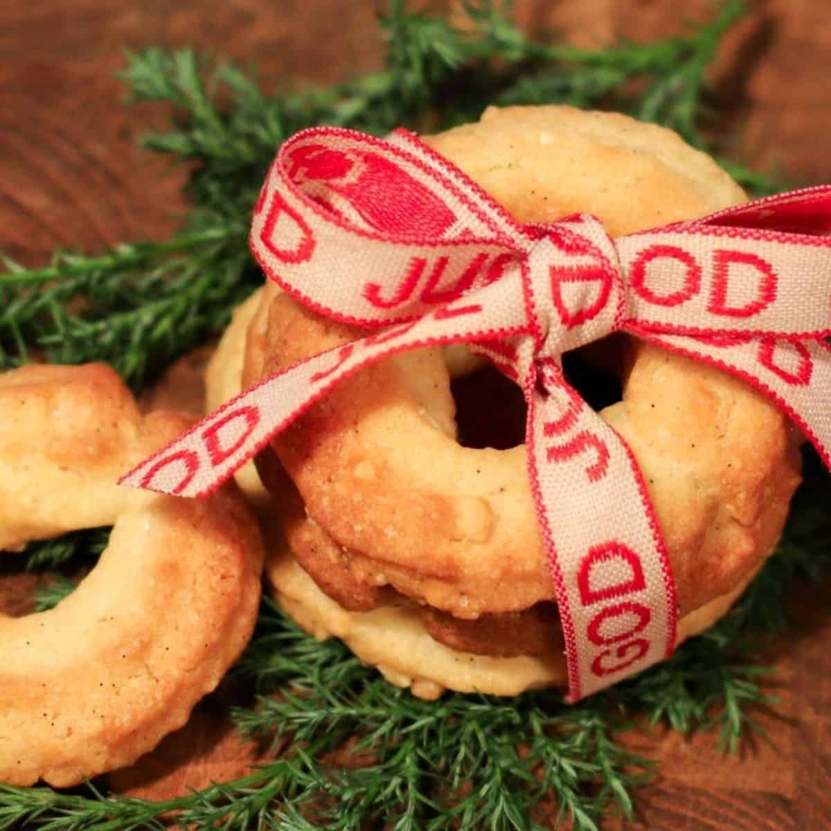 Juleknas med småkager og pynt Juleknas med småkager og pynt til jul.