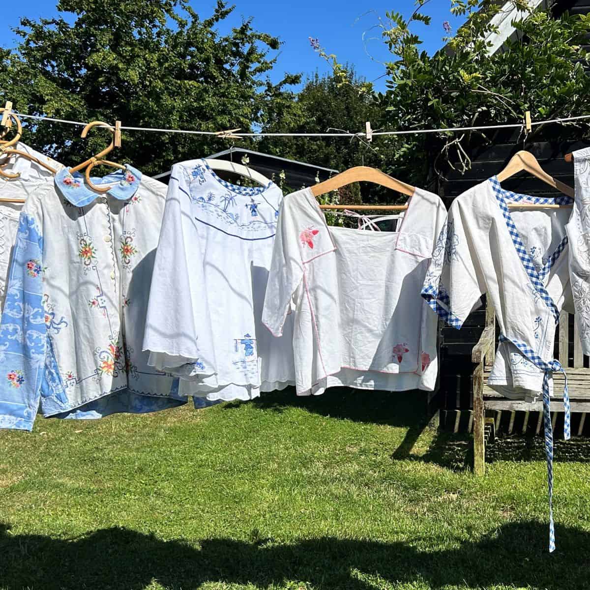 Sy beklædning af gamle duge i Sønderborg Hængetøj med syede beklædninger af gamle duge i Sønderborg.
