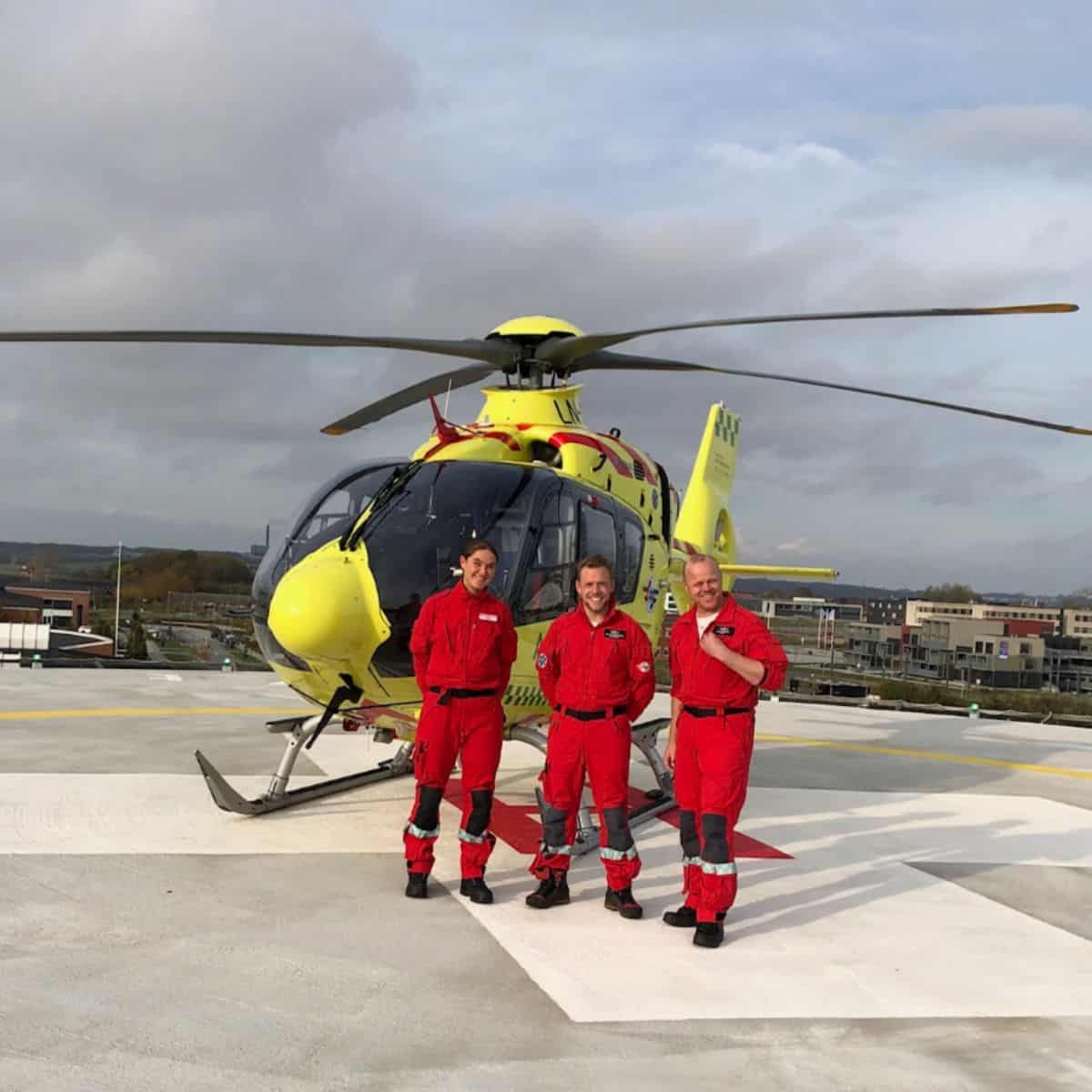 Helikopterberedskab i Sonderborg Helikopterberedskab med tre redningsfolk på taget i Sonderborg.