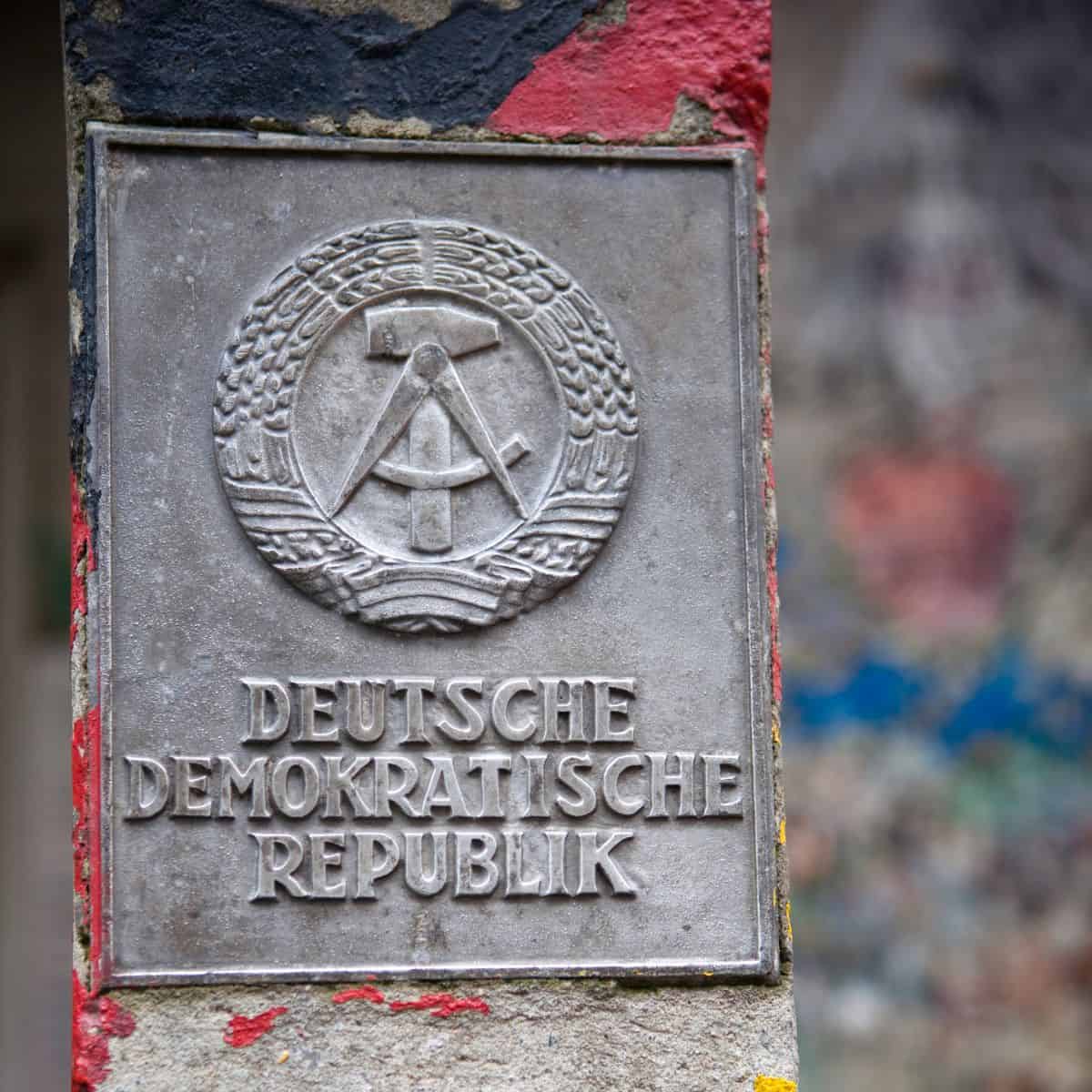 DDR-Emblem på væg DDR-Emblem med hammer og compass på væg.