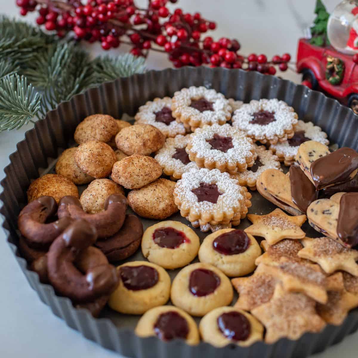 Sødt julebag med småkager, chokolade og krydderkager i juletema.