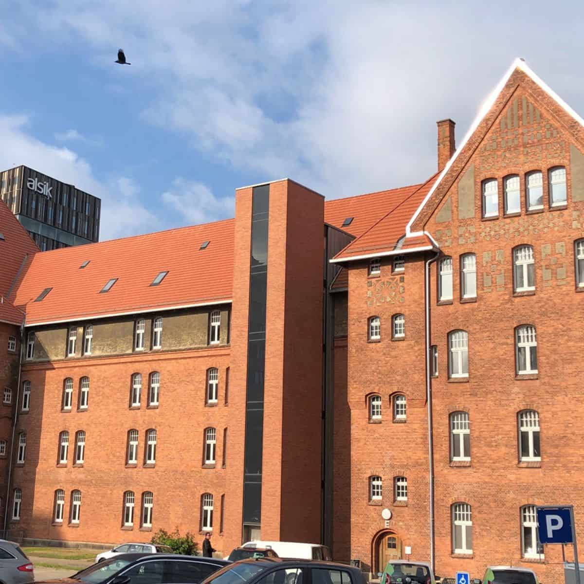 Fredagshøjskolen Sønderborg Historisk skolebygning i Sønderborg med moderne tilføjelser.