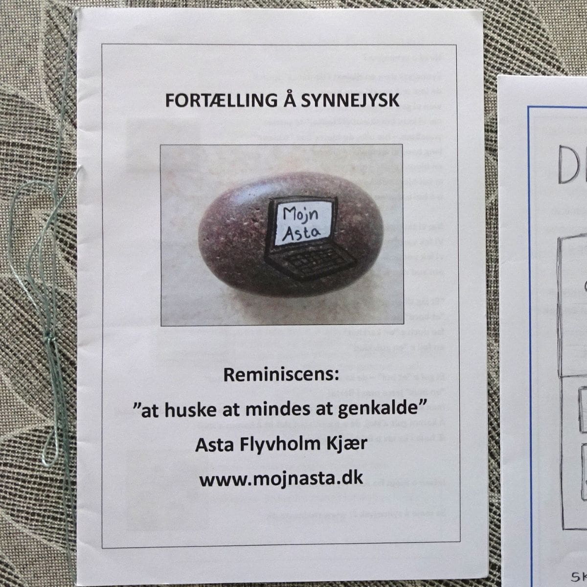 Fortælling om Synnejysk kultur Billedet viser en sten med en note om Asta Asta Flyholm Kjer.