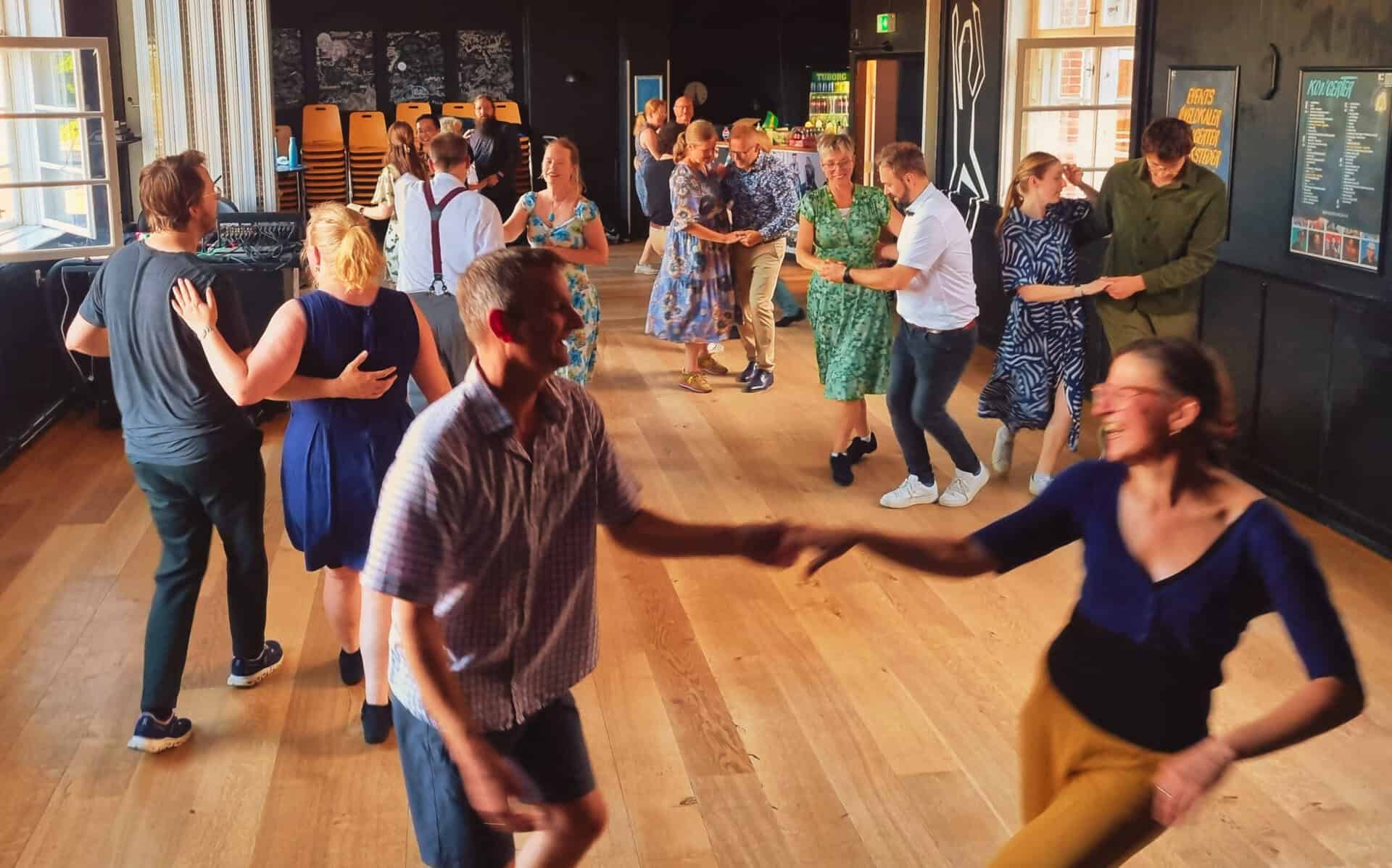 Prøv swingdans før koncerten med Southland Jazzband Folk danser swingdans i et lyst lokale i Sonderborg.