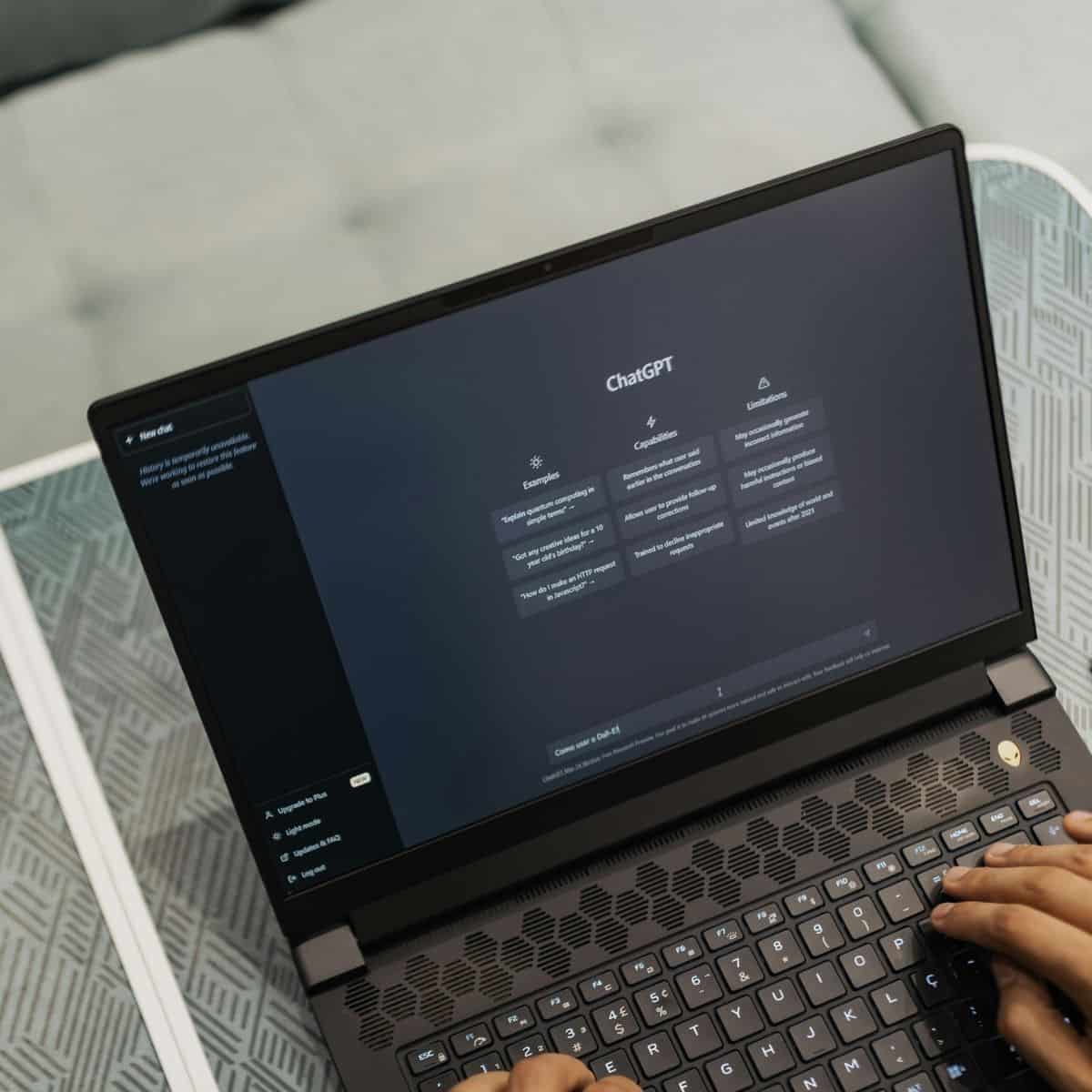 Sonderborg.dk – ChatGPT for begyndere Laptop med ChatGPT på skærmen, brugt til begyndere i AI.