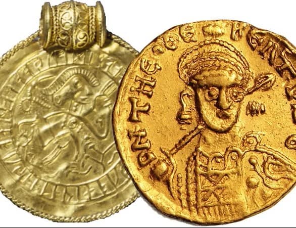 Guldmønter fra Danernes tidlige historie To gamle guldmønter med historiske motiver og inskriptioner.
