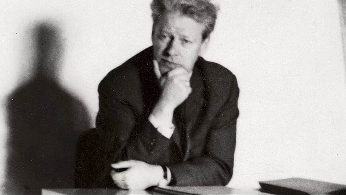 Sort-hvid foto af K. E. Løgstrup med tænksom udtryk.