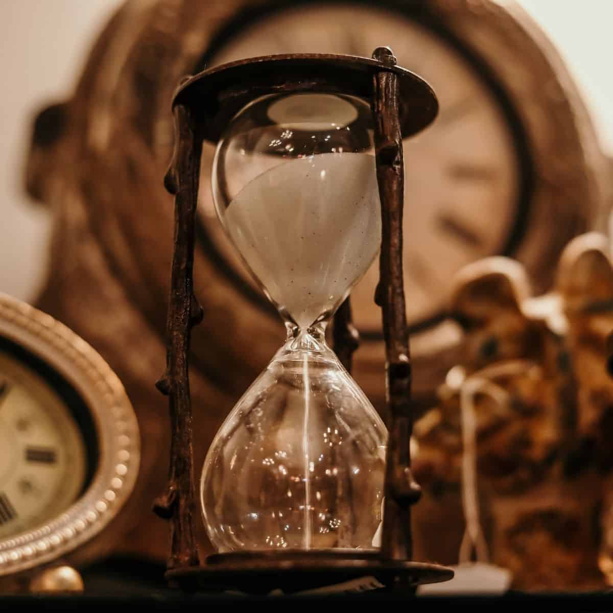Timeglas symboliserer tidens flygtighed og værdi i naturen.