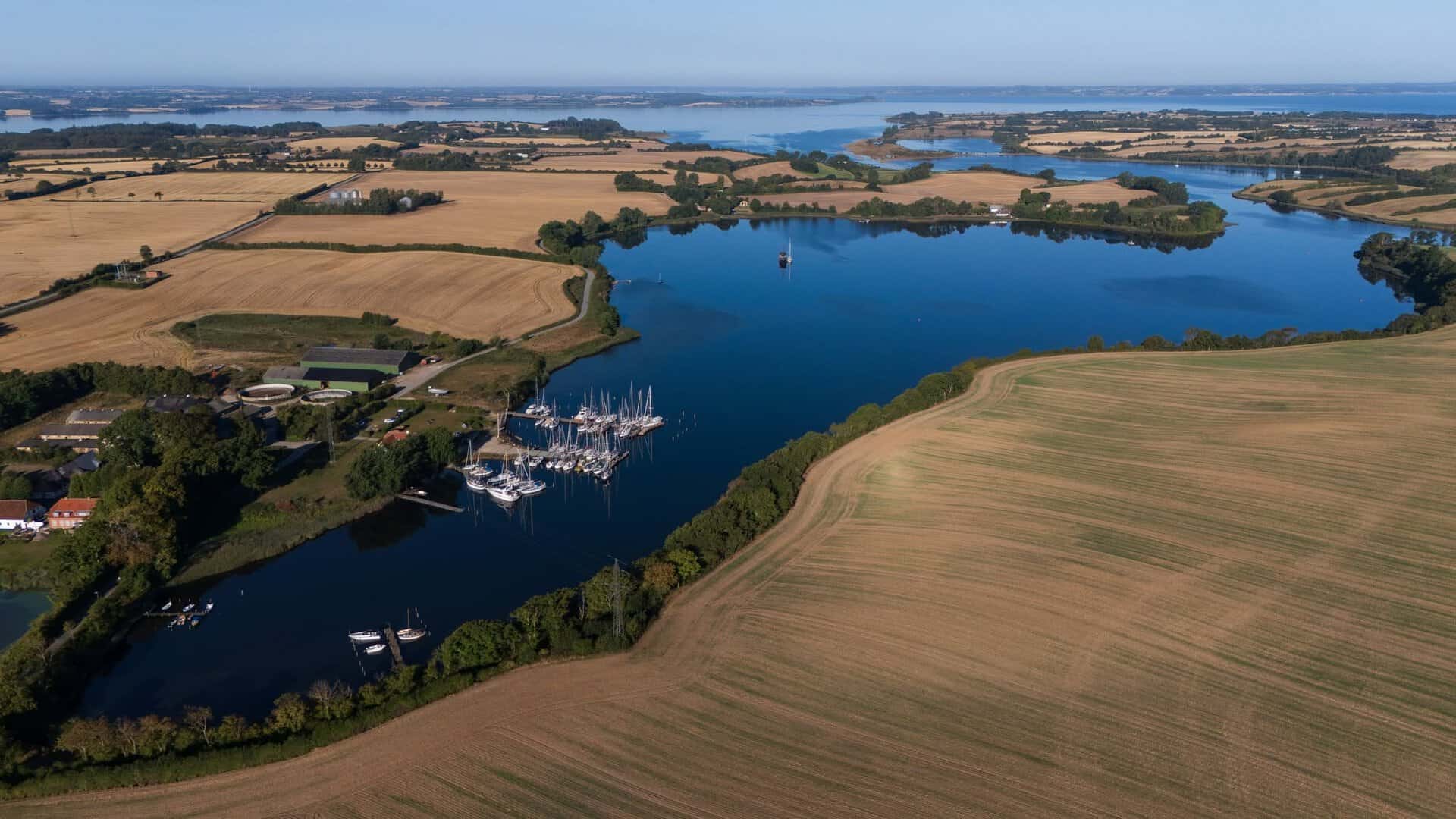 Sønderborgs naturskønne landskab med søer og marker.