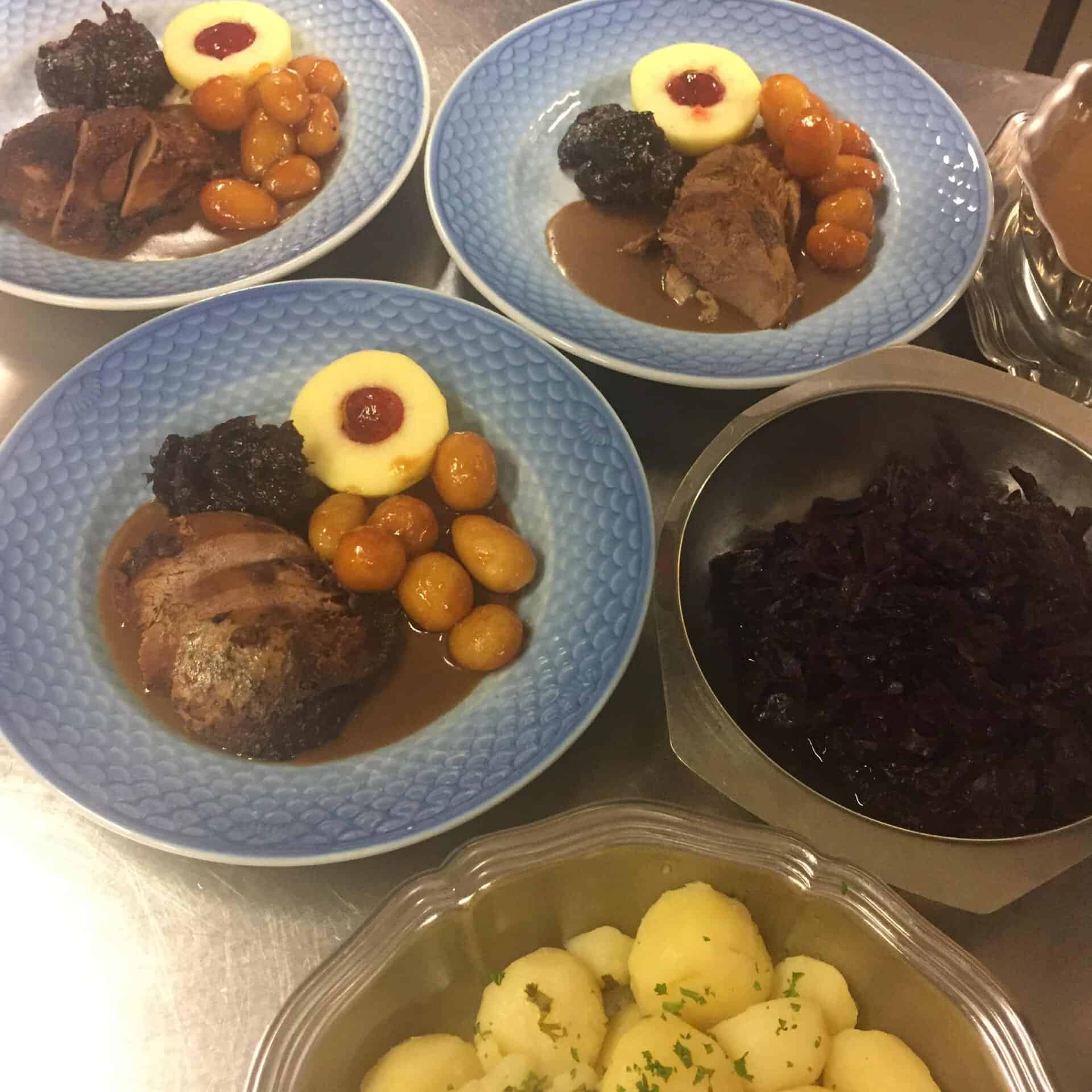 Sønderjysk Mortensaften med and, kartofler og rødkål.