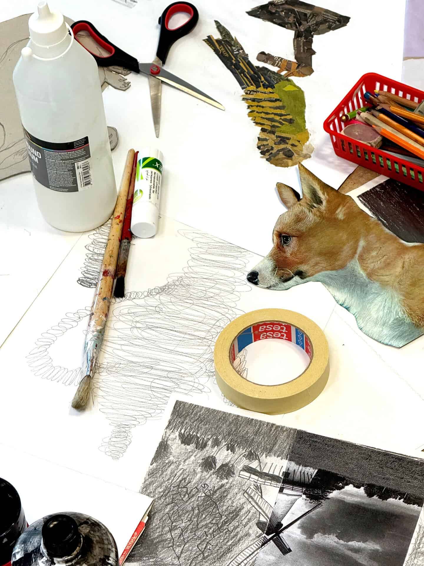 1 dags kursus i collage på Sønderjyllands Kunstskole Kunstmaterialer og kat på kunstbordet under et kursus.