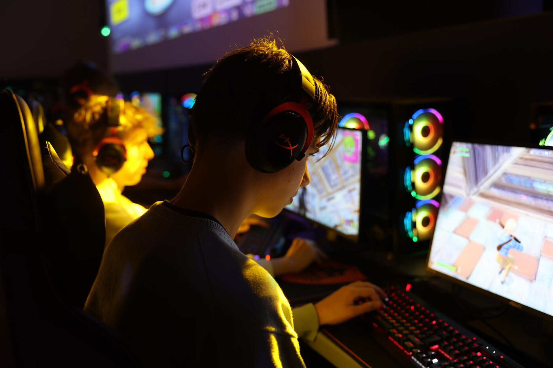 Ung spiller i esports-lokal ved konkurrencestart.