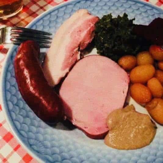 Traditionelt dansk J-dag måltid med pølser og grønkål.