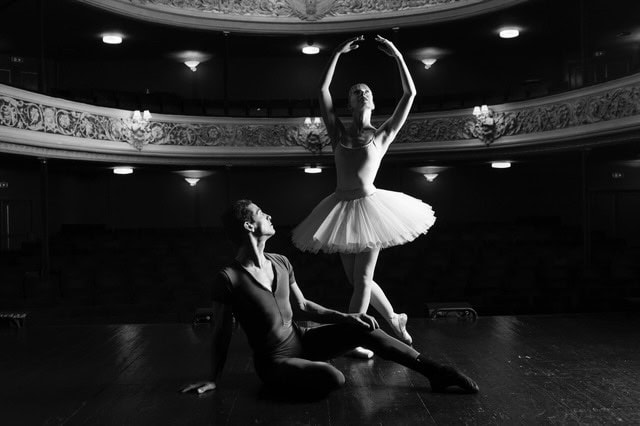 Balletdanserinder i scenen fra Tornerose i Sonderborg.