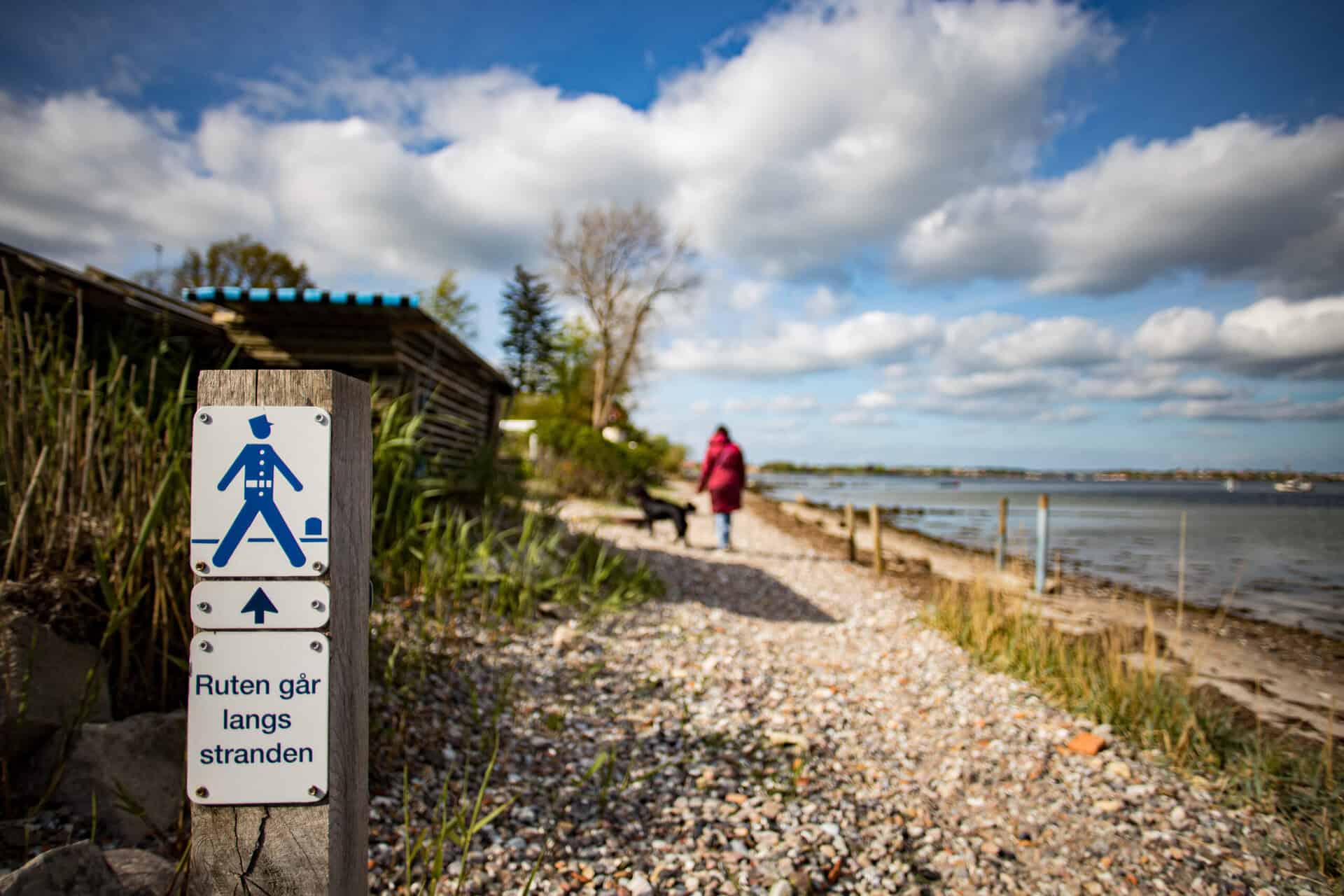 Sønderborg strandpromenade med sti og udsigt over vandet.
