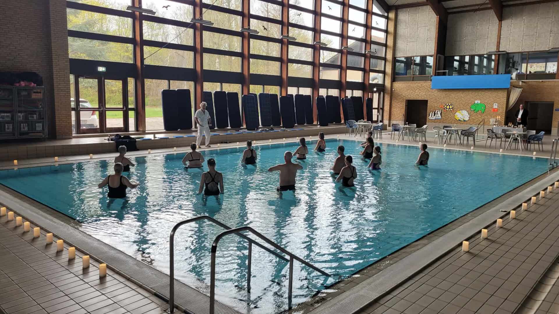 Indendørs wellness pool med folk, der nyder saunagus.