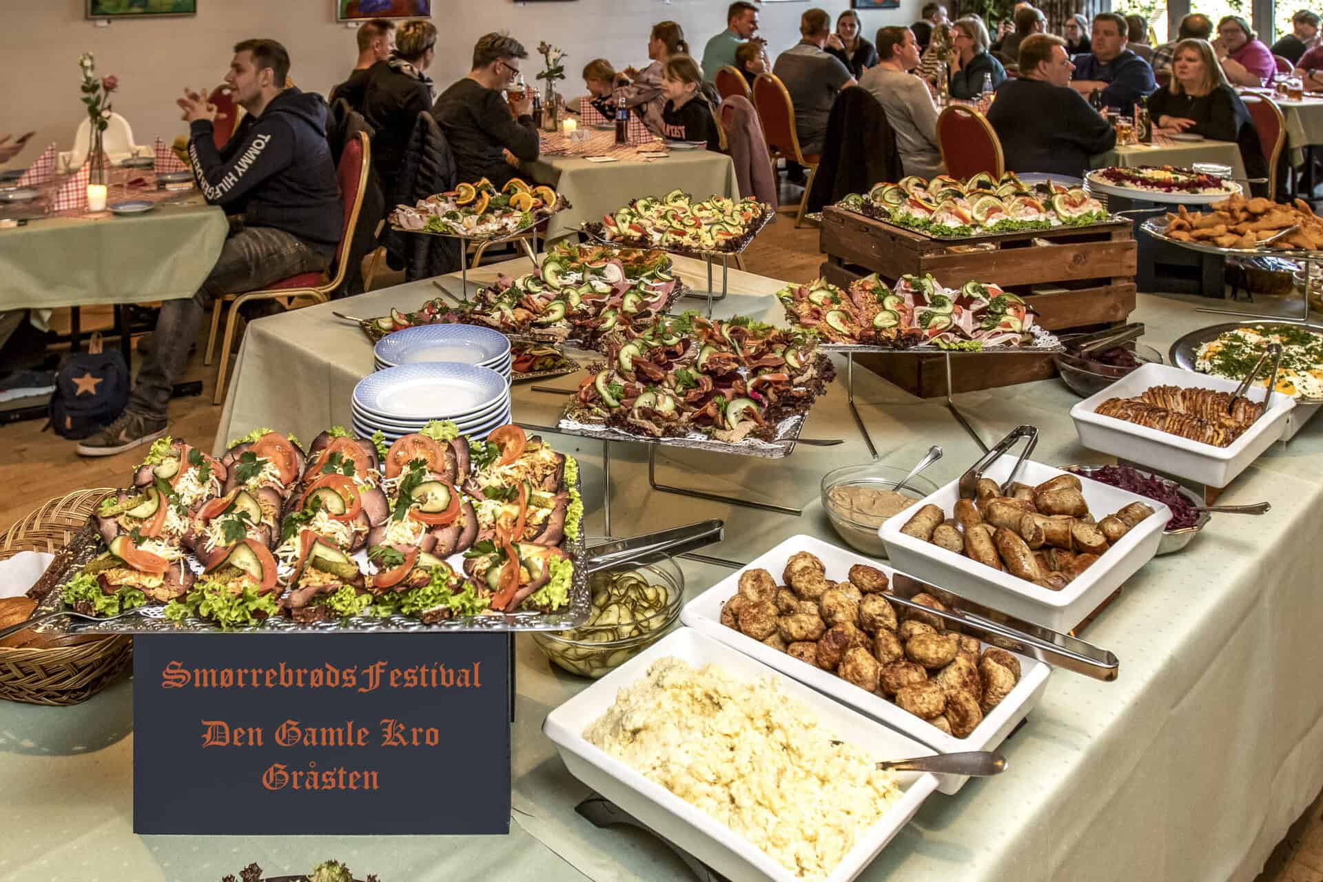 Billede af smørrebrød og festlig buffet ved Smørrebrødsfestival i Sonderborg.