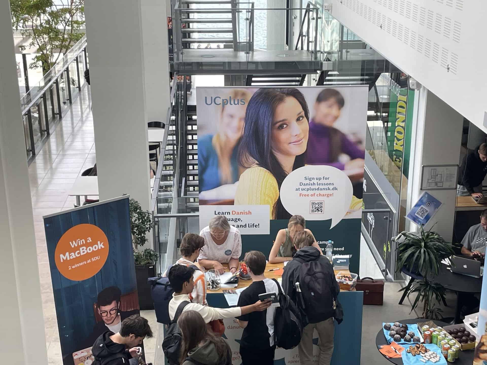 Person hopper mod 'JOB' skilt ved solnedgang i Sønderborg.