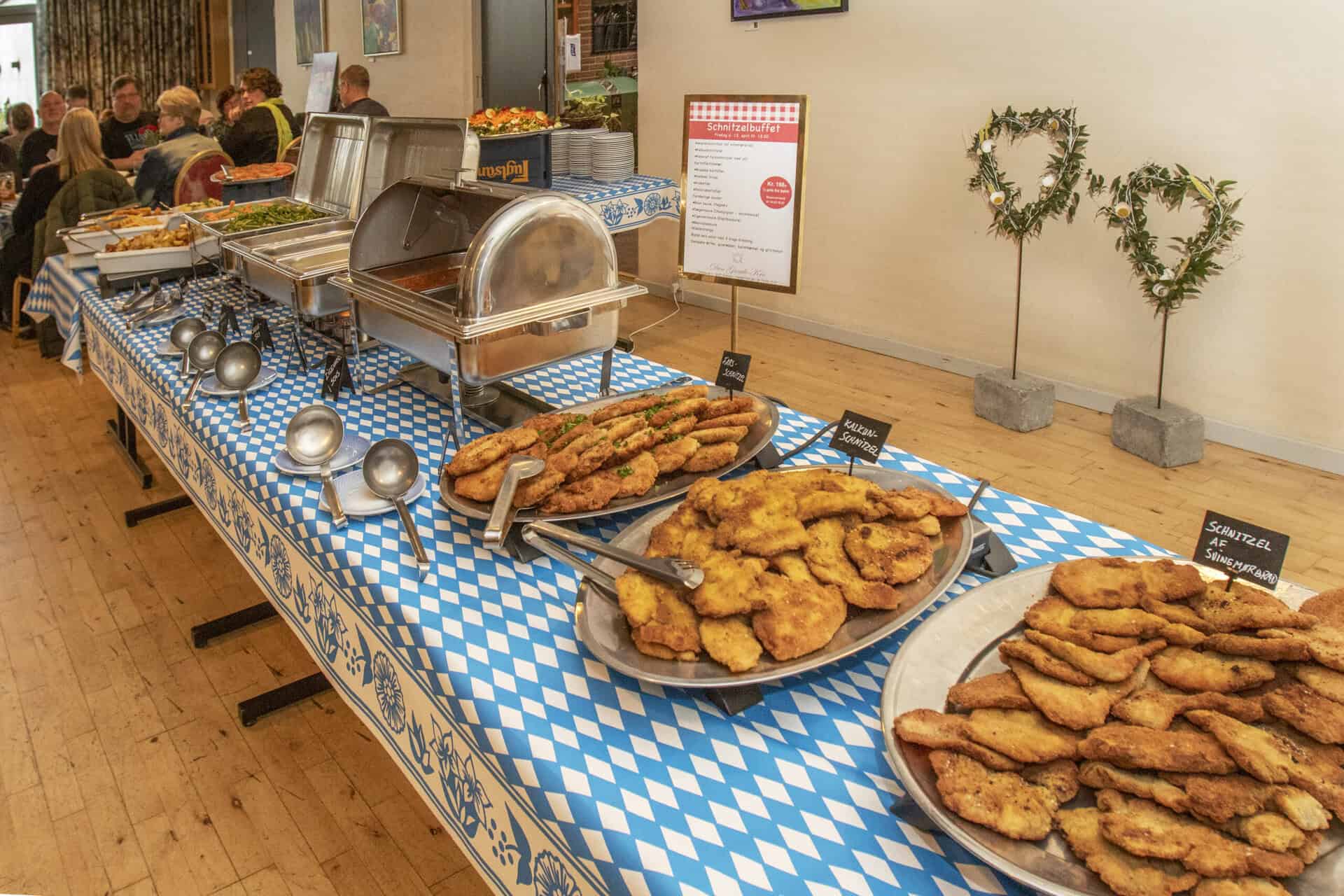 Sonderborg schnitzelbuffet med forskellige kødretter og tilbehør.