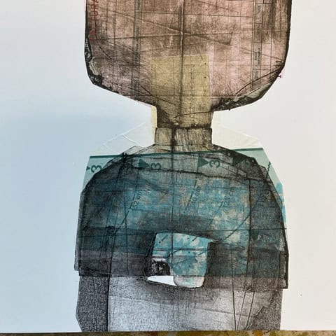 Kunstinstallation lavet af papir og tekstiler med lagdelte elementer.